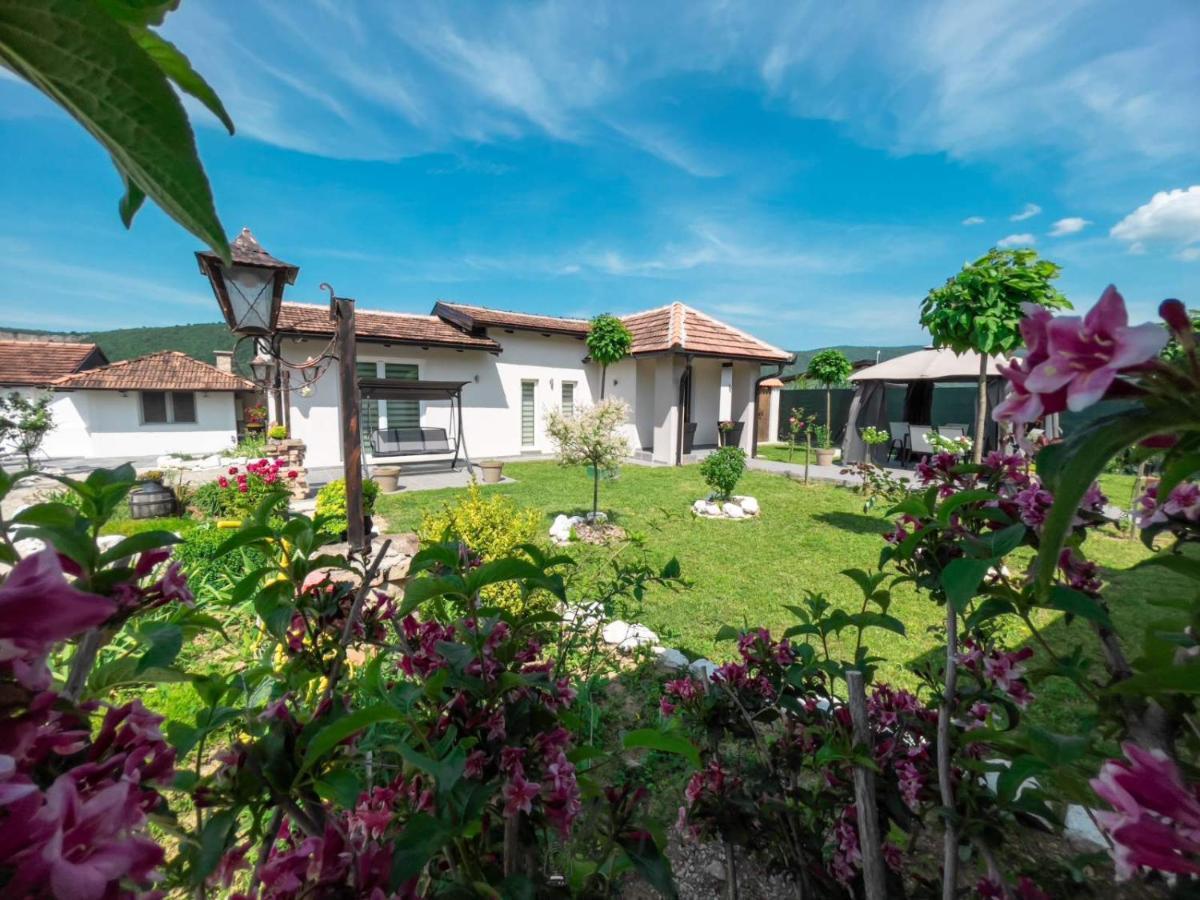 Villa Family Estate Hadzalova Avlija Bihać Exterior foto